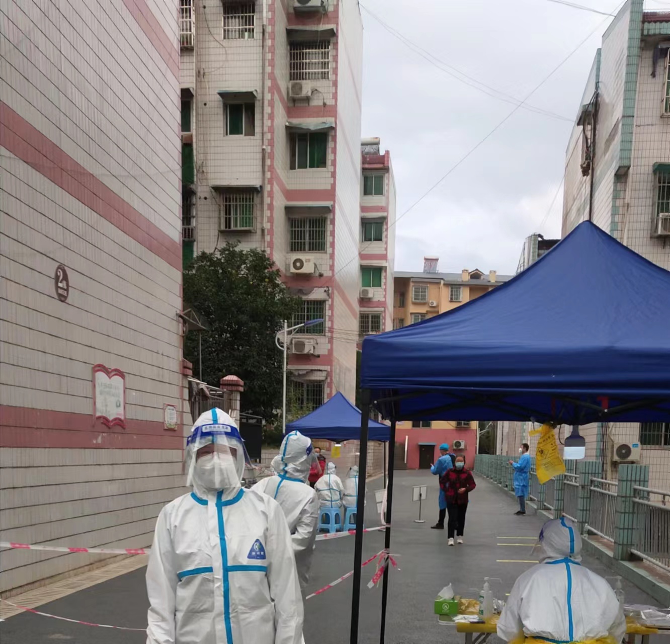 刘伟玲下沉社区参加疫情防控工作 (1).jpg 刘伟玲下沉社区参加疫情防控工作 (1).jpg