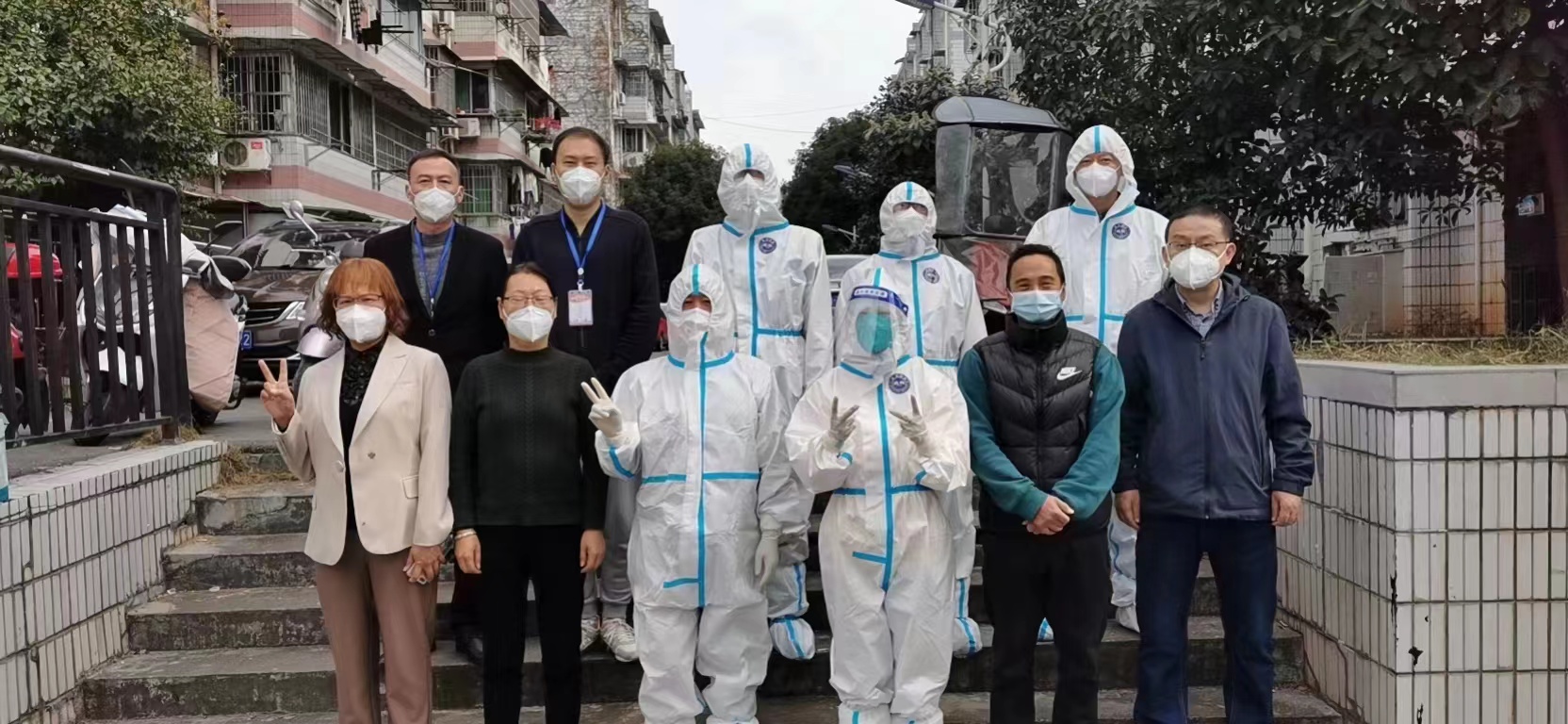 梨树园北苑社区qy千亿集团自愿者合影.jpg 梨树园北苑社区qy千亿集团自愿者合影.jpg