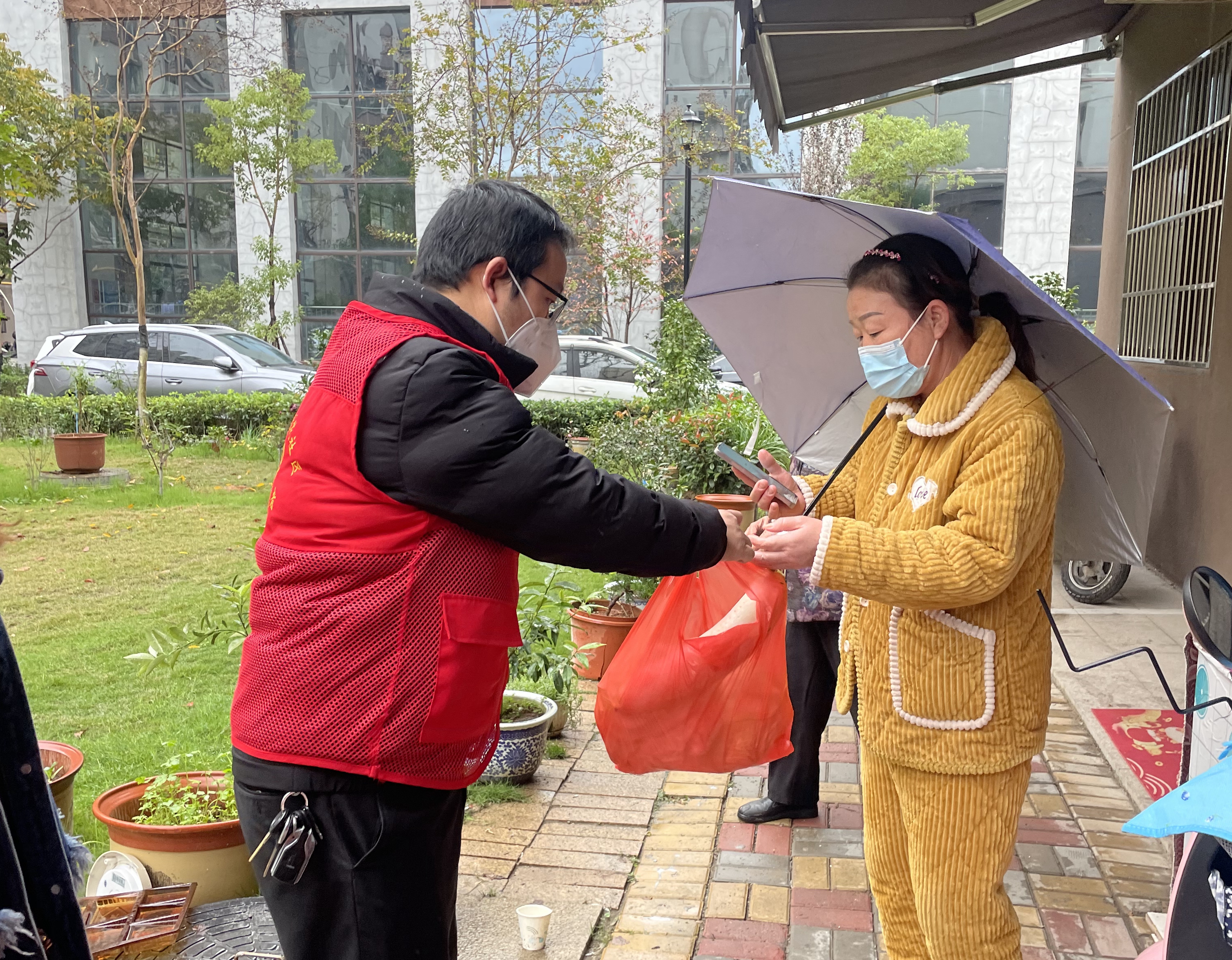 给难题户发放物资 (1)_副本.jpg 给难题户发放物资 (1)_副本.jpg