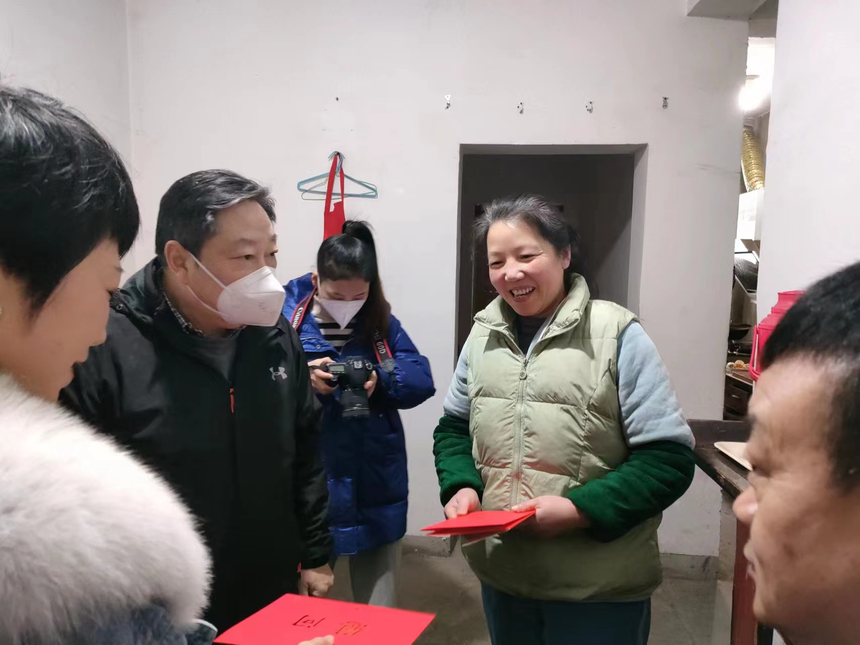 慰问qy千亿股份难题党员 (3).jpg 慰问qy千亿股份难题党员 (3).jpg