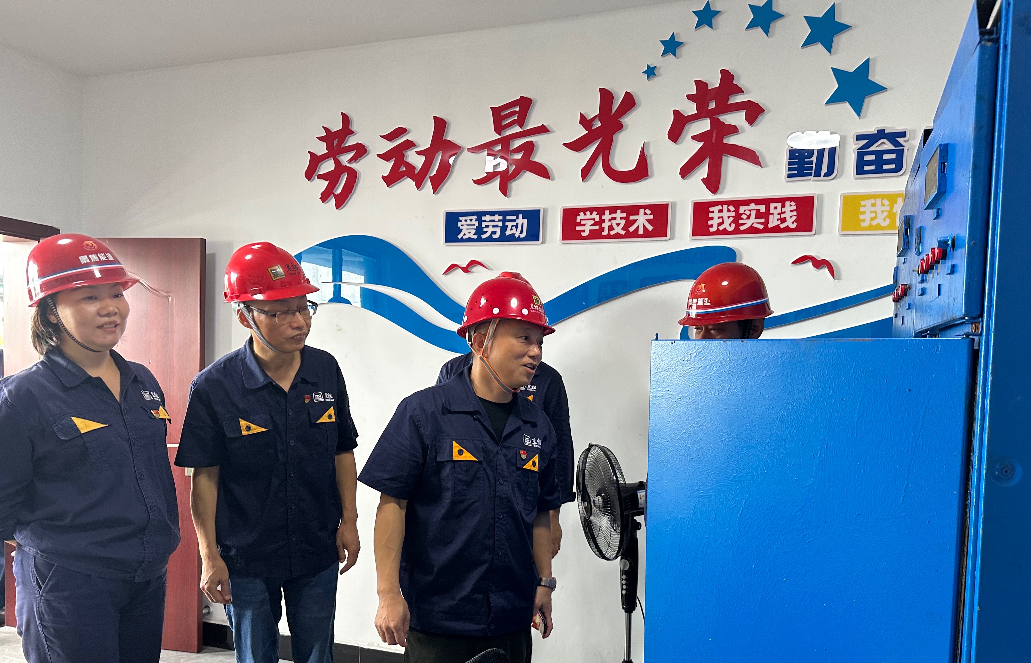 景焦能源公司进行qy千亿集团劳动技术实训基地揭牌典礼 (1).jpg 景焦能源公司进行qy千亿集团劳动技术实训基地揭牌典礼 (1).jpg