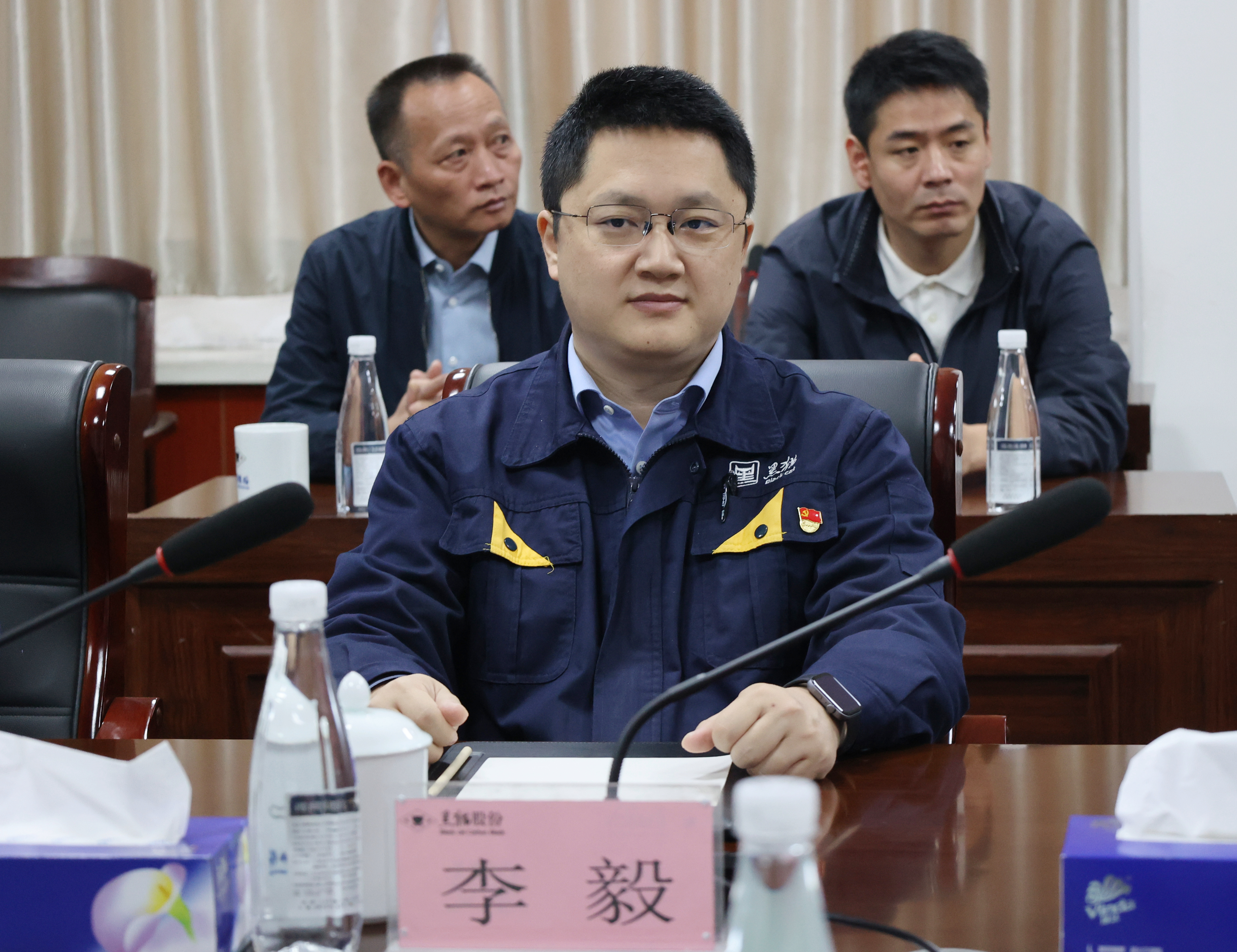 图6 李毅听取情况介绍.jpg 图6 李毅听取情况介绍.jpg