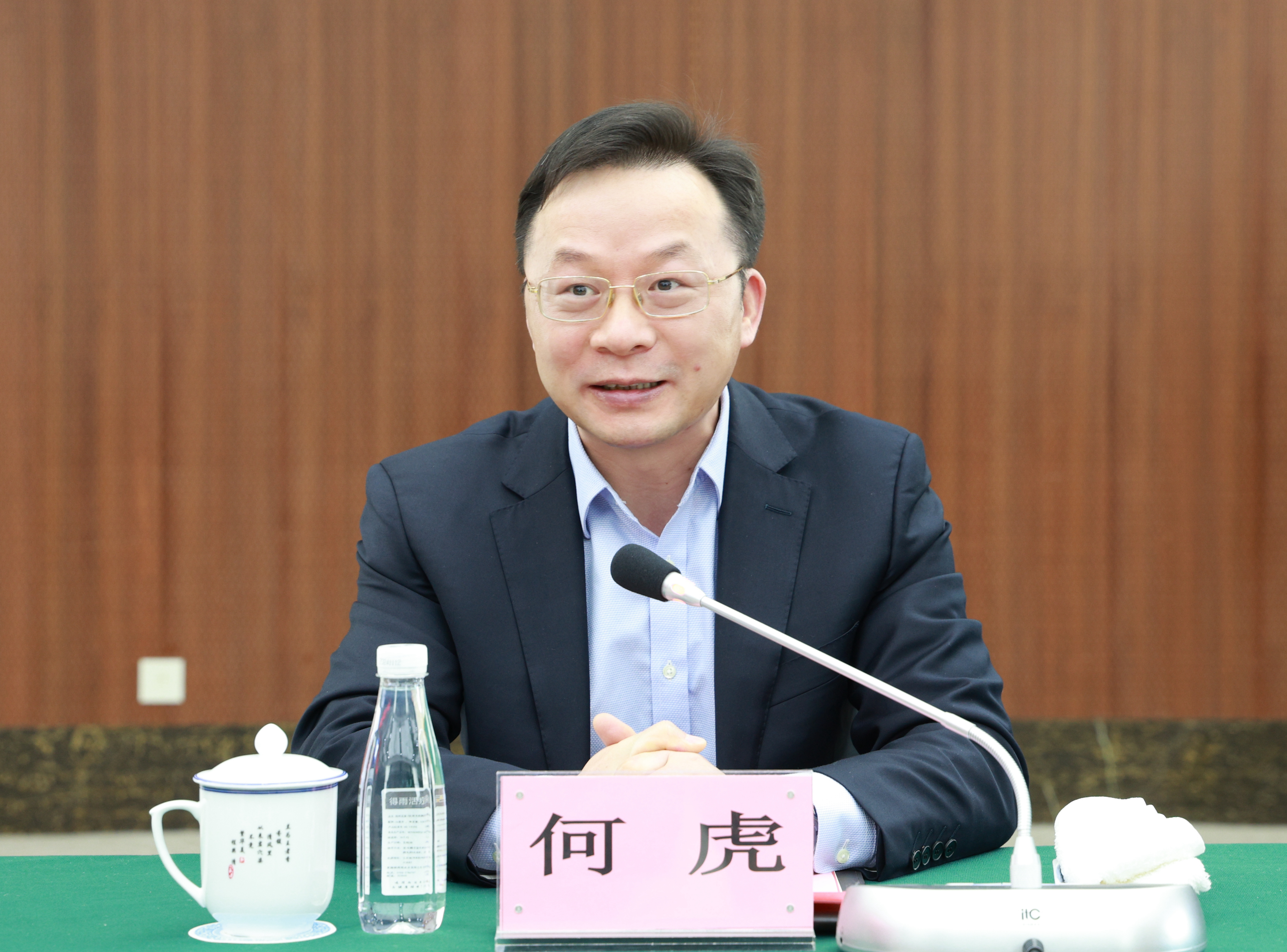 图2 何虎致辞.jpg 图2 何虎致辞.jpg