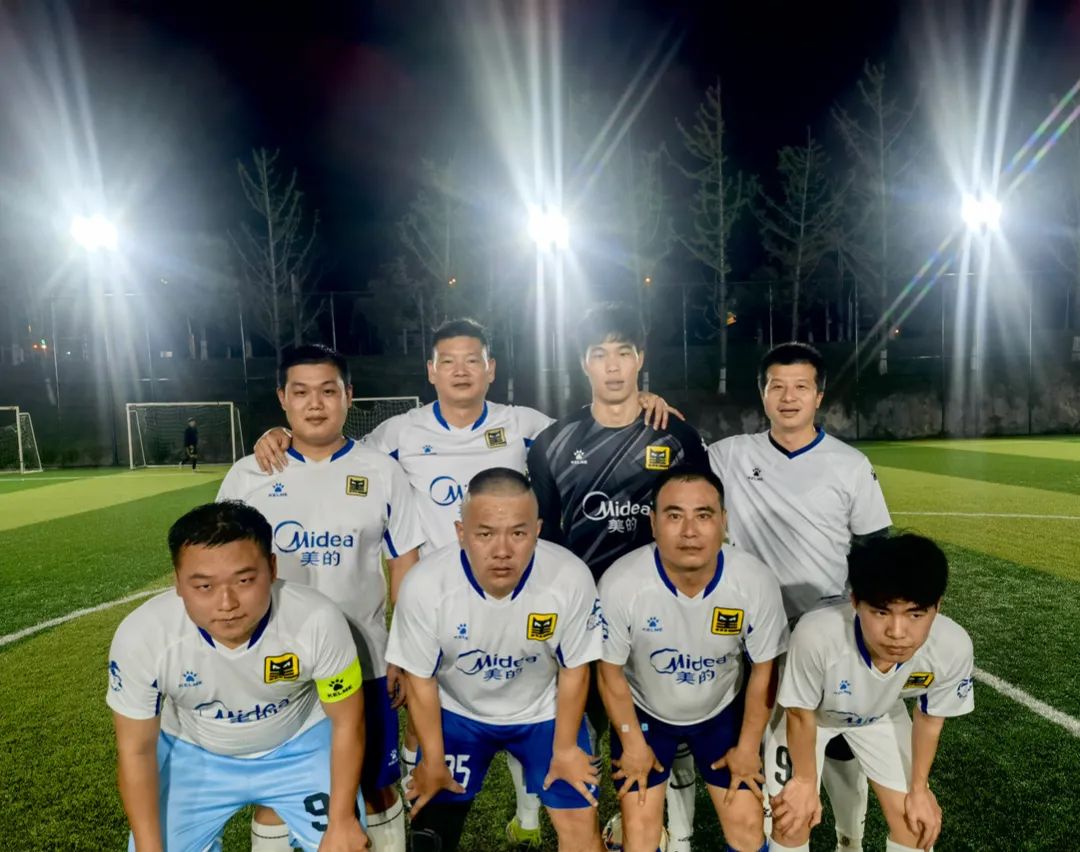 qy千亿集团足球队合影.jpg qy千亿集团足球队合影.jpg