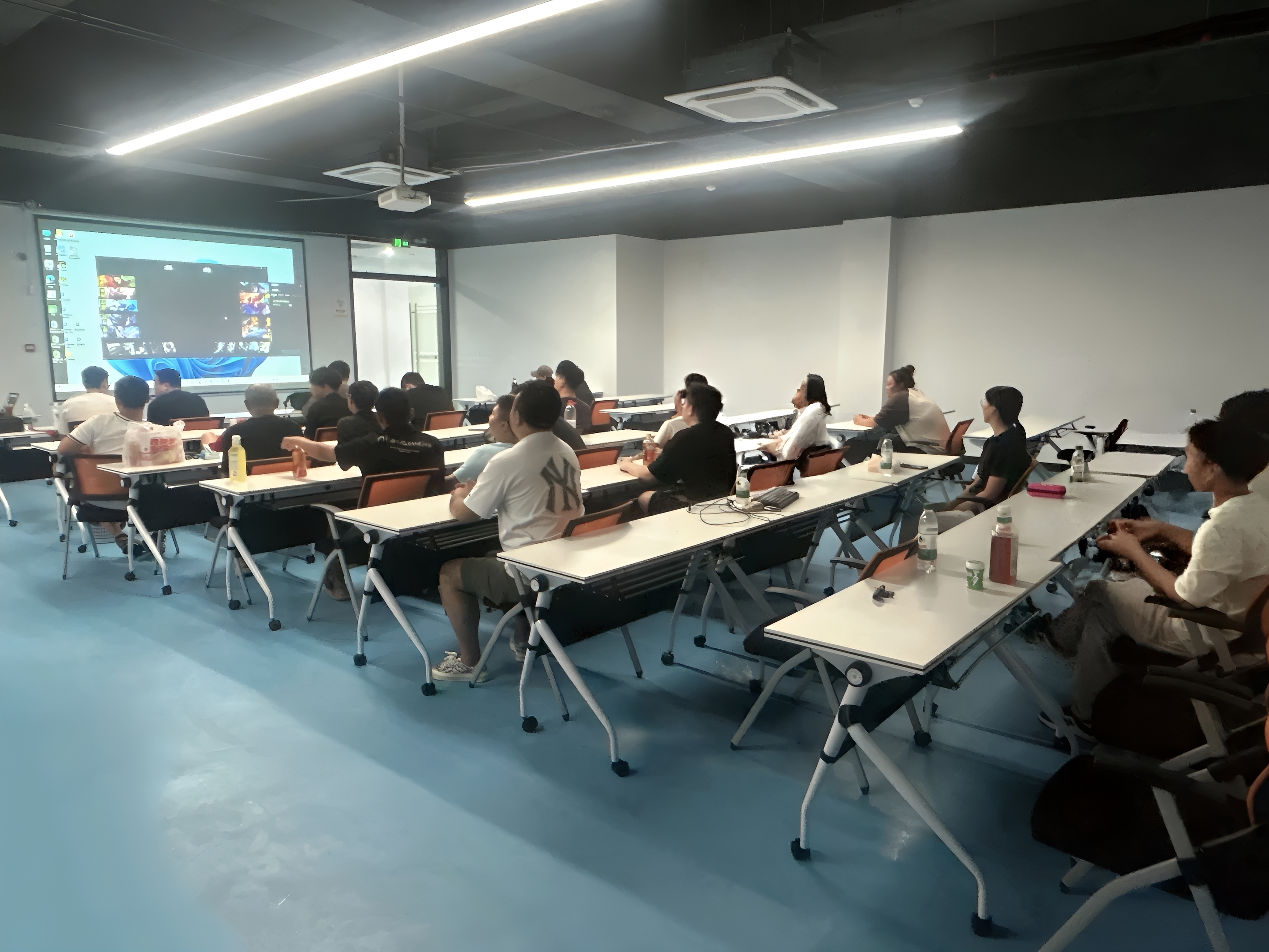 图2 观摩角逐.jpg