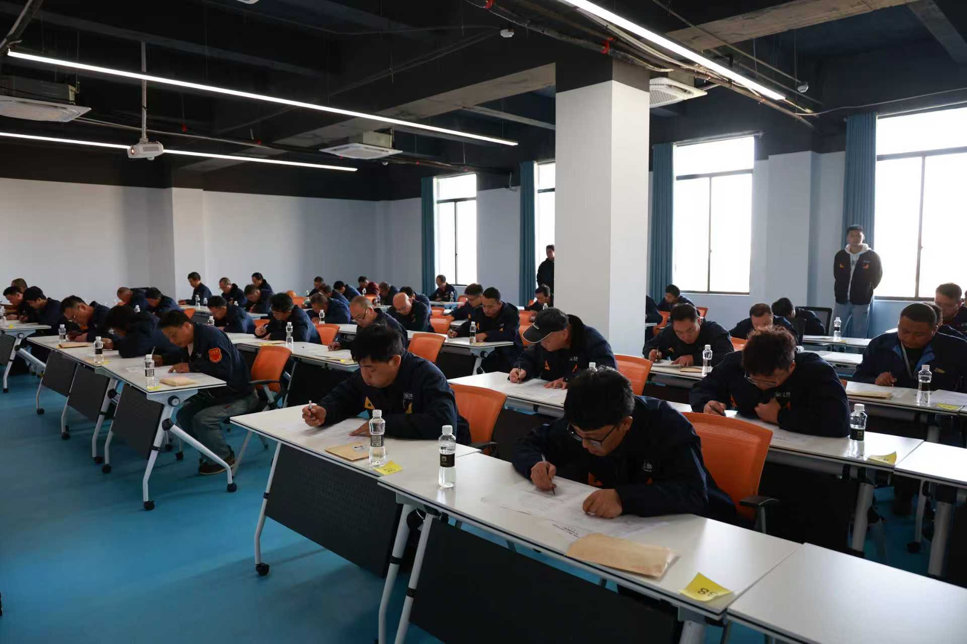 选手当真答题01.jpg 选手当真答题01.jpg